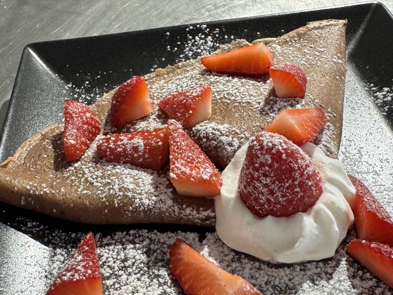 Crêpe dolce con fragole fresche e panna