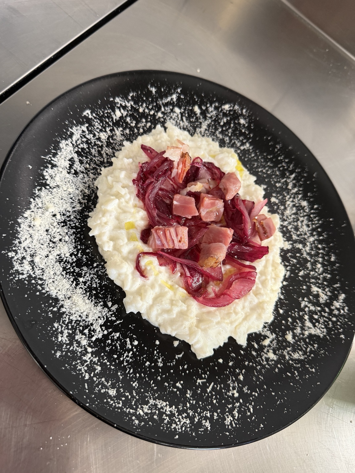 Risotto cremoso con radicchio e cubetti di speck