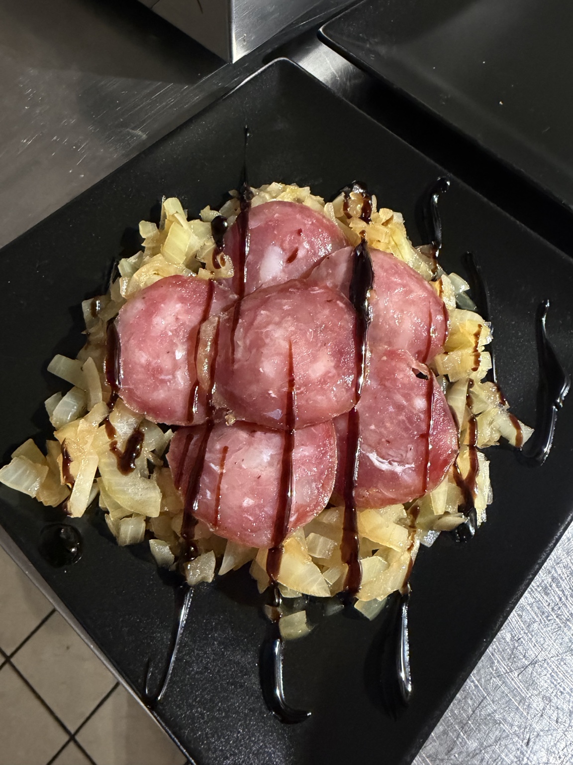 Salame all'aceto su cipolle