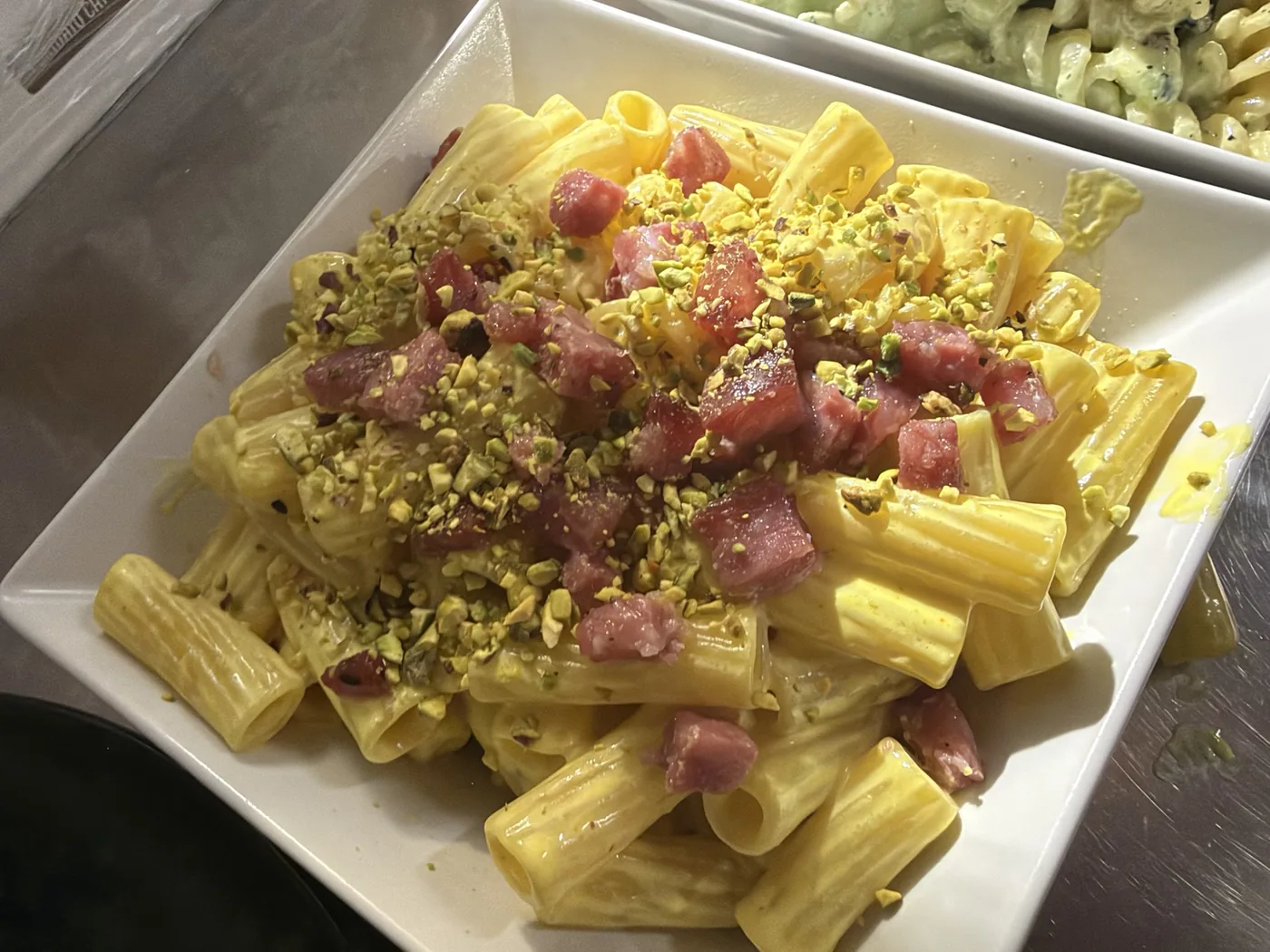 Rigatoni Oro del Borgo, piatto firma del ristorante